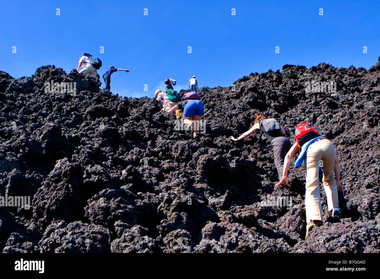 Groupe d' escalader la brulante des champs de lave du volcan de Pacaya au Guatemala Banque D'Images