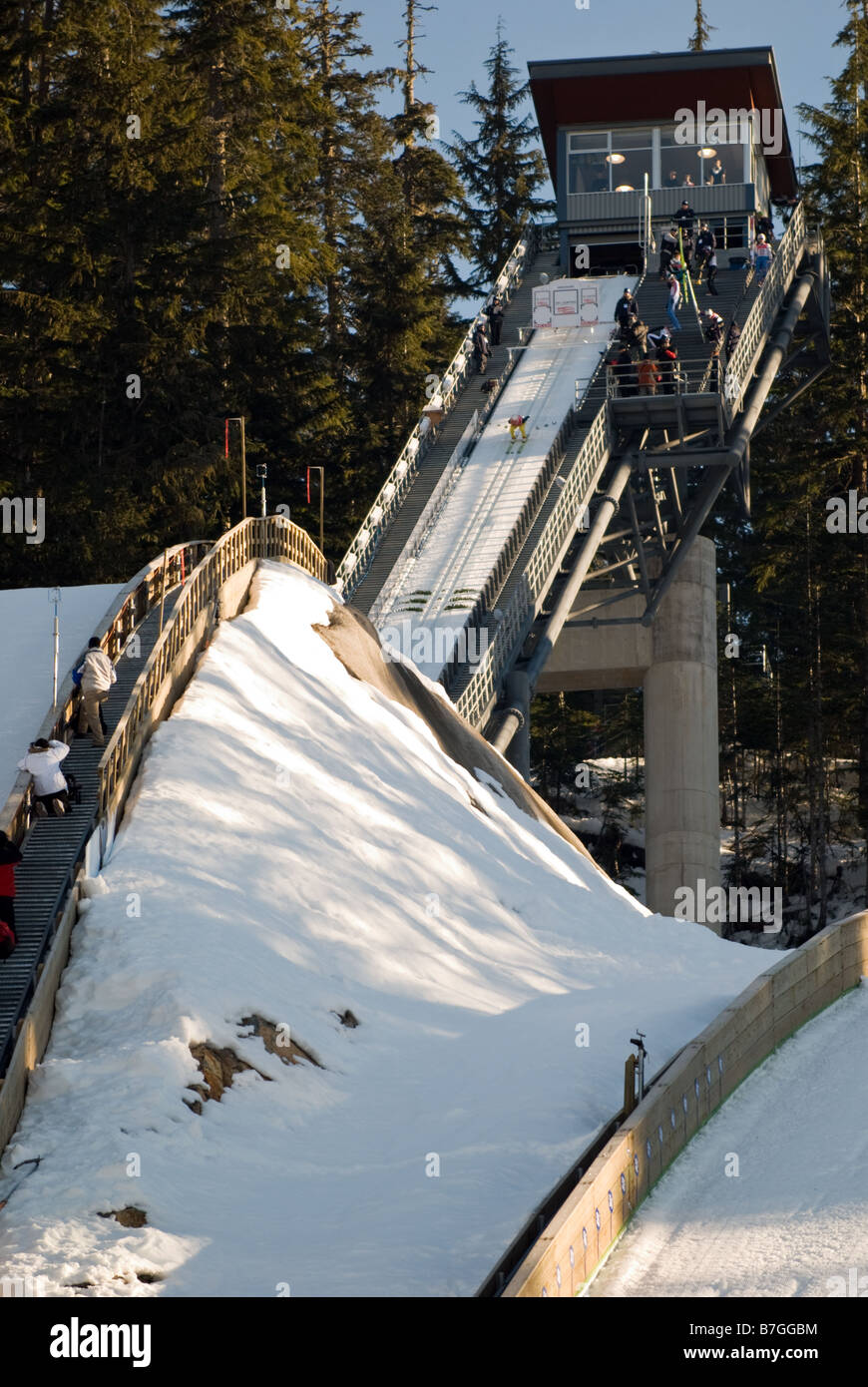Cavalier Ski Stephan Hocke d'Allemagne commence en bas de la piste d'élan au saut à ski Whistler-Blackcomb Nordic sport mondial. Banque D'Images