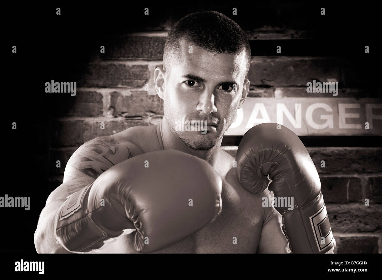 Portrait of a man in boxing gloves Banque D'Images