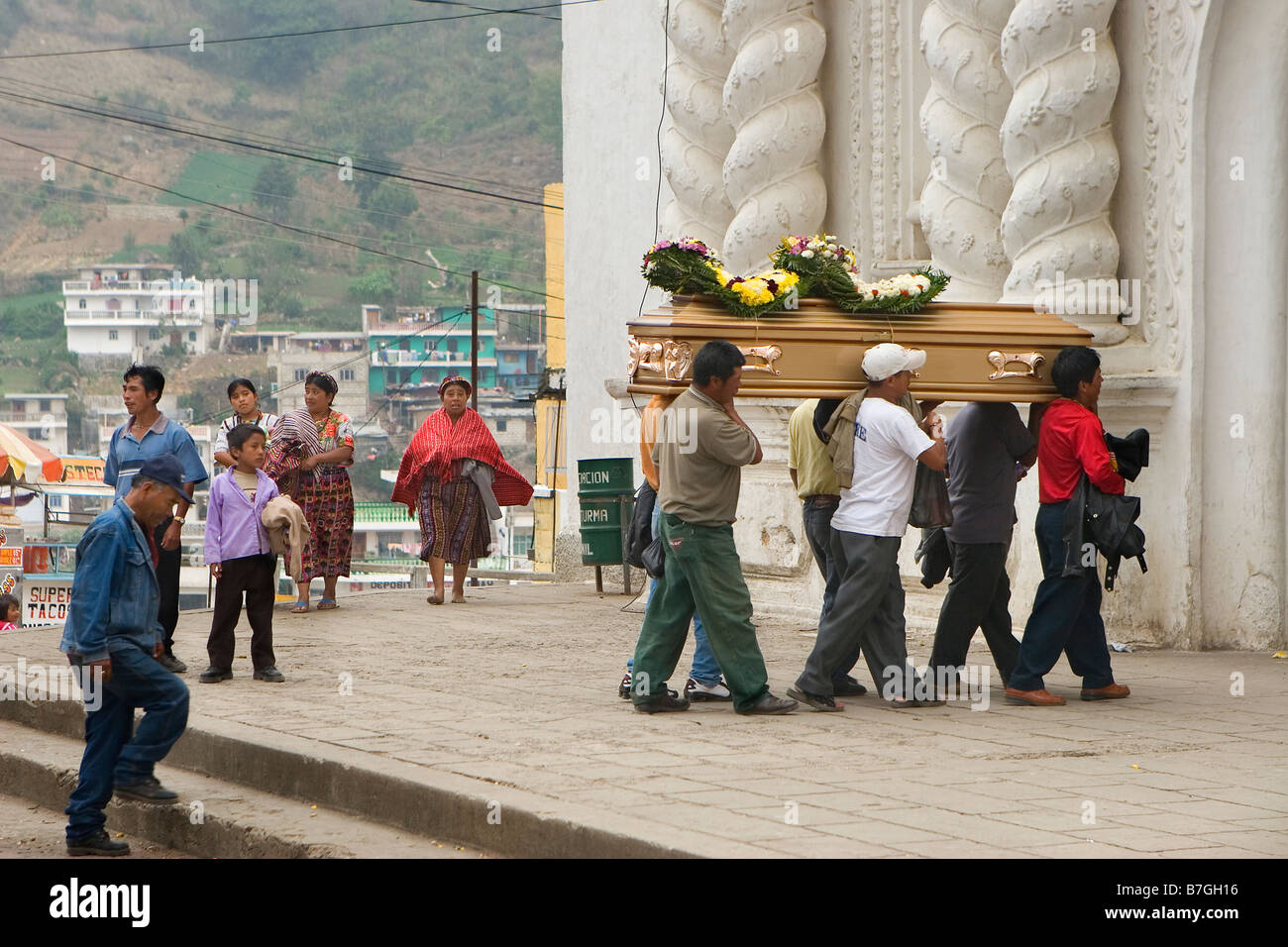 Un groupe d'hommes guatémaltèque portent un cercueil dans une église dans la ville de Zunil, le Guatemala dans les hautes terres de l'Ouest Banque D'Images