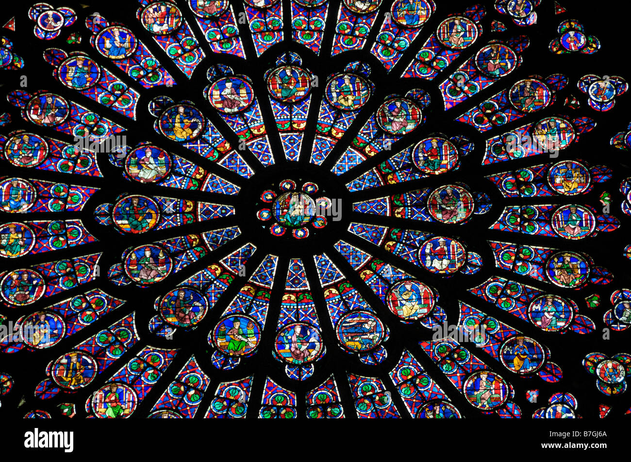 Rose : célèbre vitrail à l'intérieur de la Cathédrale Notre Dame, Paris, France Banque D'Images