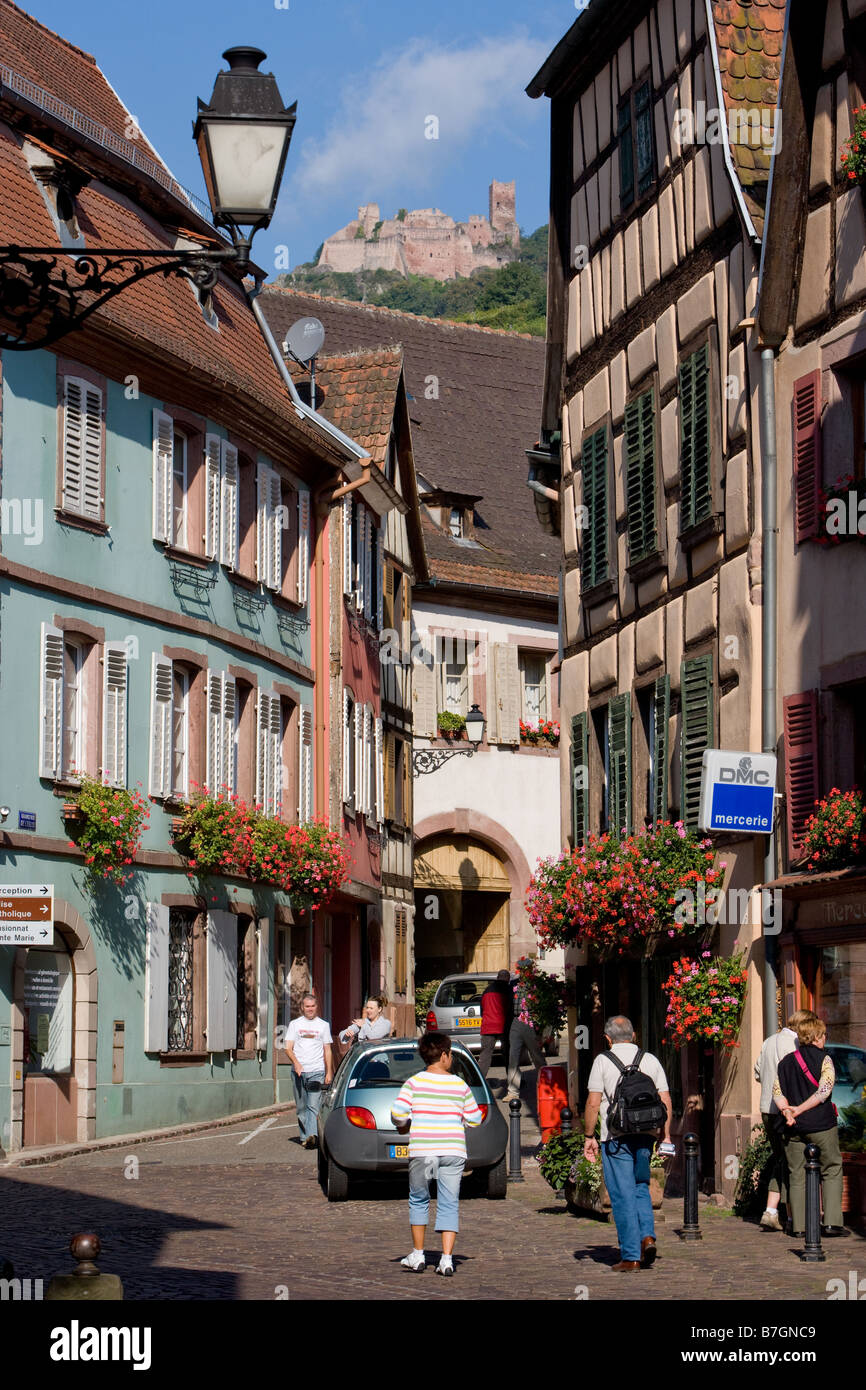 Ville médiévale dans l'arrière-plan les ruines du château St Ulrich Banque D'Images