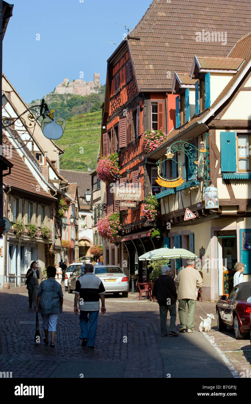 Ville médiévale dans l'arrière-plan les ruines du château St Ulrich Banque D'Images