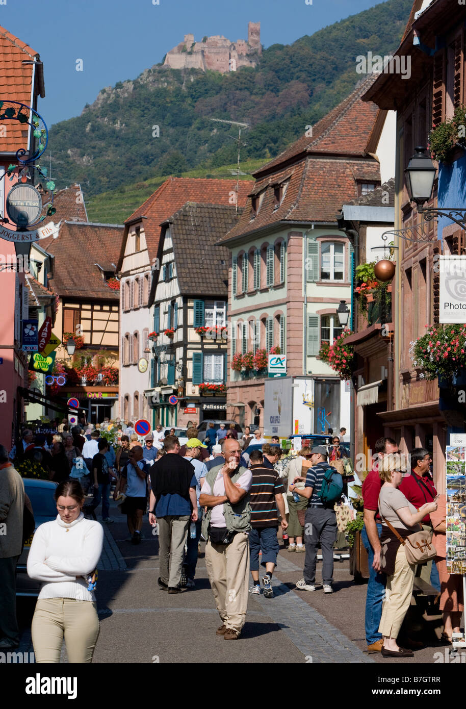 Ville médiévale dans l'arrière-plan les ruines du château St Ulrich Banque D'Images