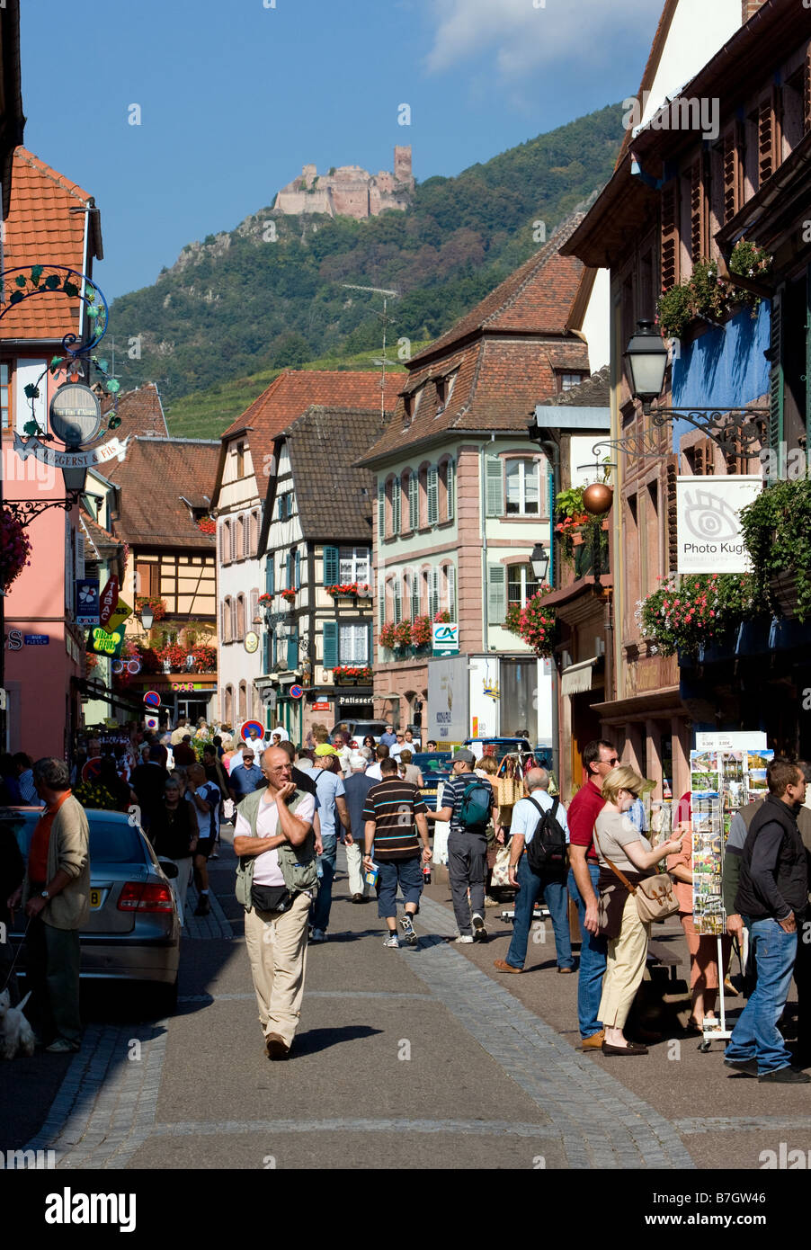 Ville médiévale dans l'arrière-plan les ruines du château St Ulrich Banque D'Images