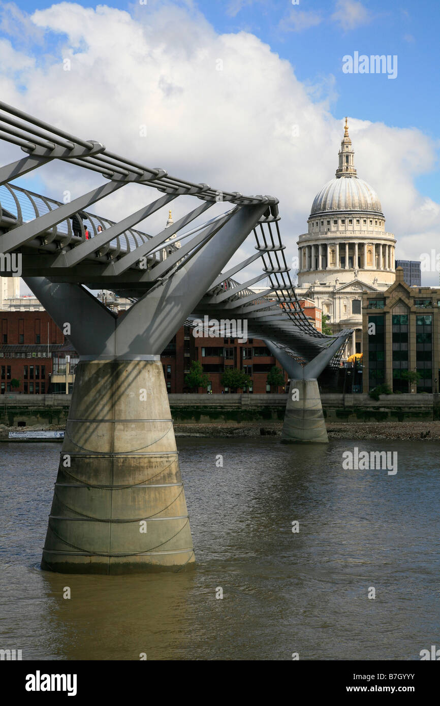 Photographie de Millenium Bridge prises à Londres le long de la Tamise avec St Pauls Cathedral en arrière-plan Banque D'Images