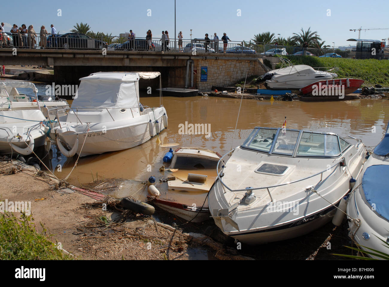 Bateaux dans le Rio Gorgos le jour après qu'il a éclaté ses rives, Oct 2007, Javea, Alicante Province, Comunidad Valenciana, Espagne Banque D'Images