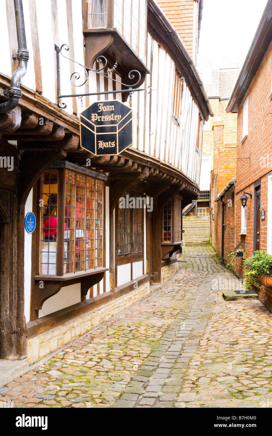 St John's Alley un Elizabethan lane de bâtiments à ossature de bois abritant un hat shop ou modistes de Devizes Wiltshire England UK Banque D'Images