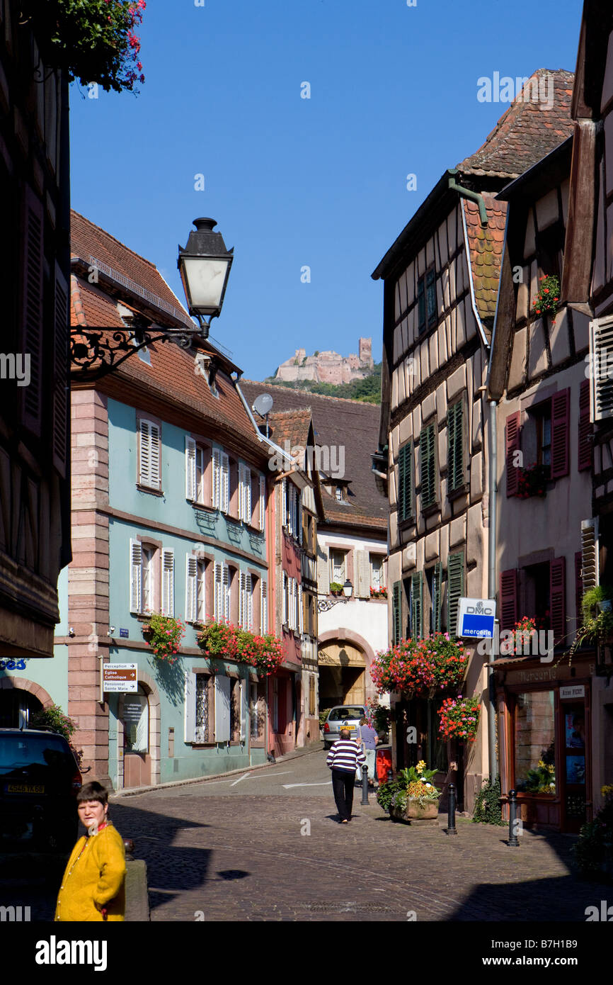 Ville médiévale dans l'arrière-plan les ruines du château St Ulrich Banque D'Images