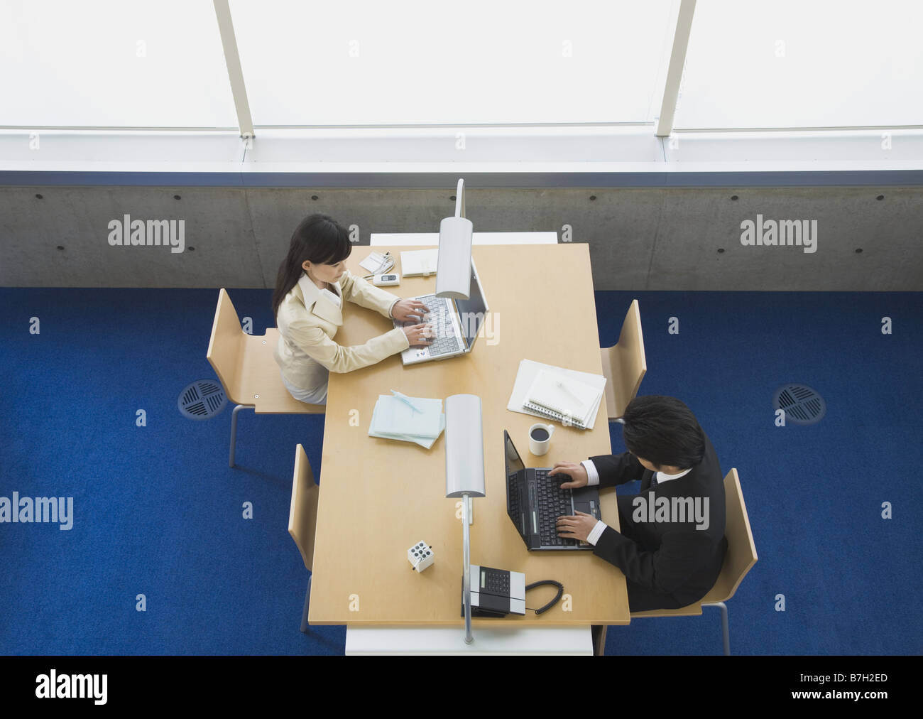 Hommes d'utiliser leurs ordinateurs portables dans l'office Banque D'Images