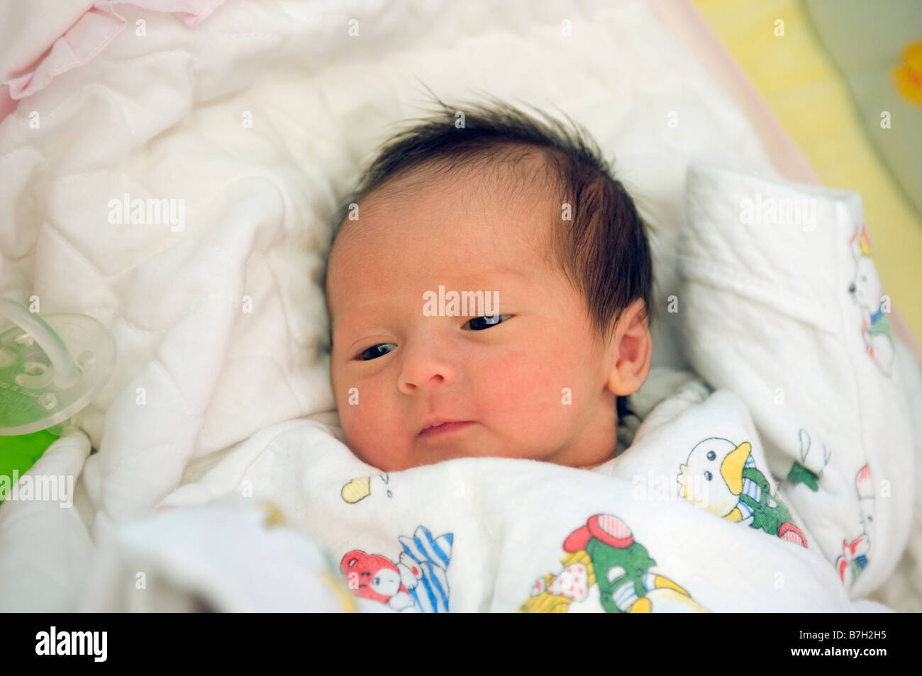 Portrait D Un Nouveau Ne Age De 2 Semaines Bebe Eveille Et Relaxant Photo Stock Alamy Portrait D Un Nouveau Ne Age De 2 Semaines Bebe Eveille Et Relaxant Photo Stock Alamy