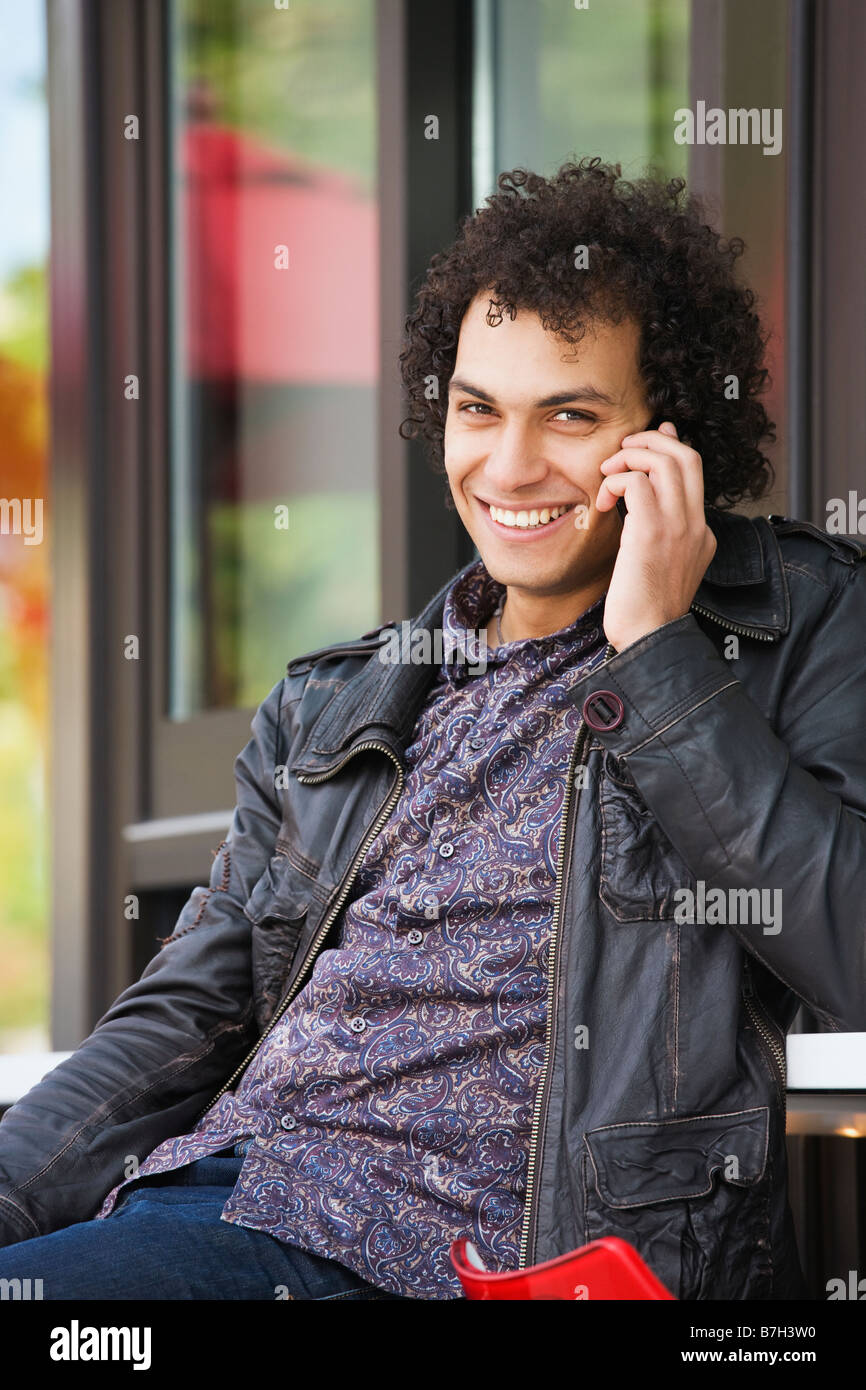 Middle Eastern man talking on cell phone Banque D'Images