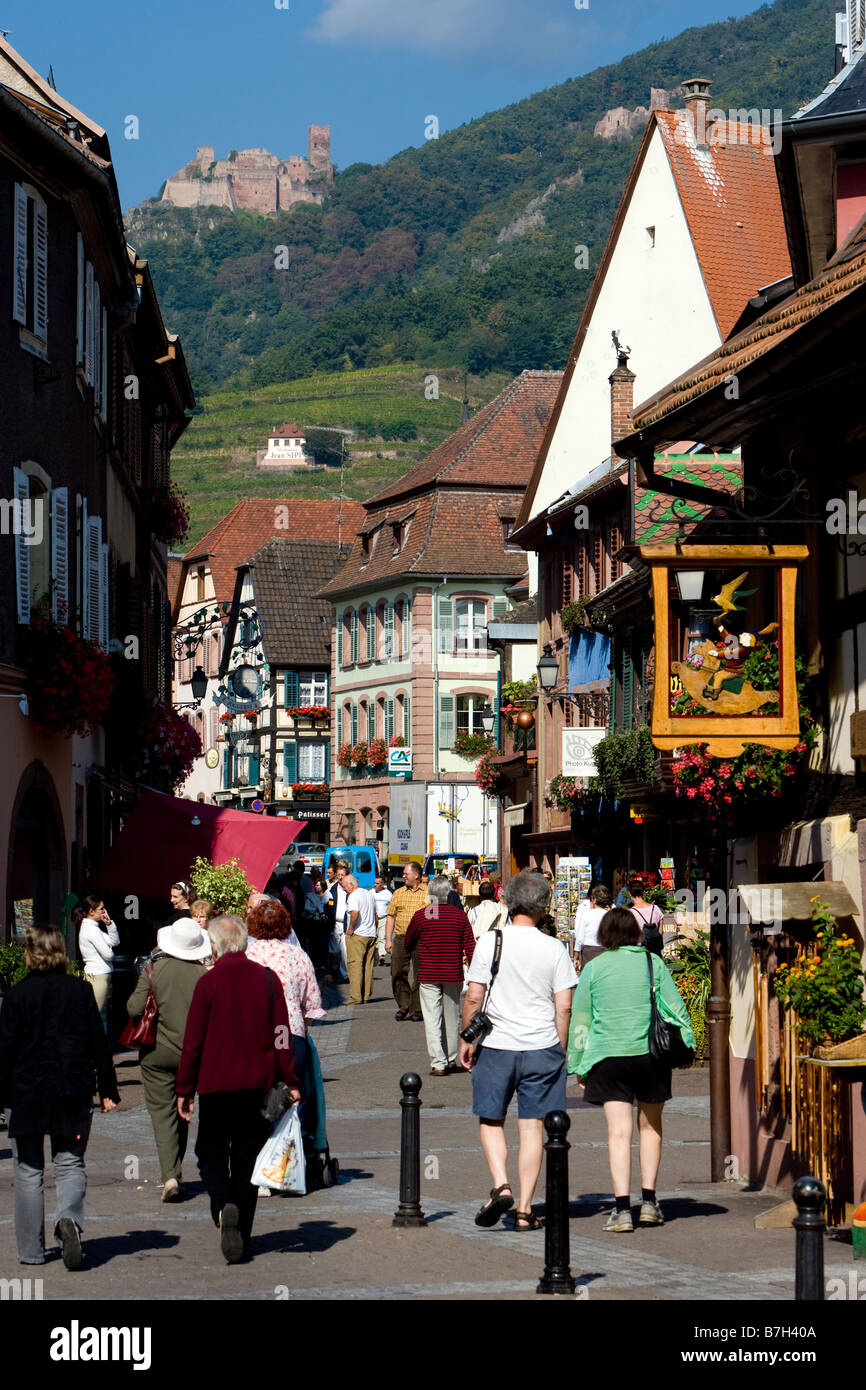 Ville médiévale dans l'arrière-plan les ruines du château St Ulrich Banque D'Images