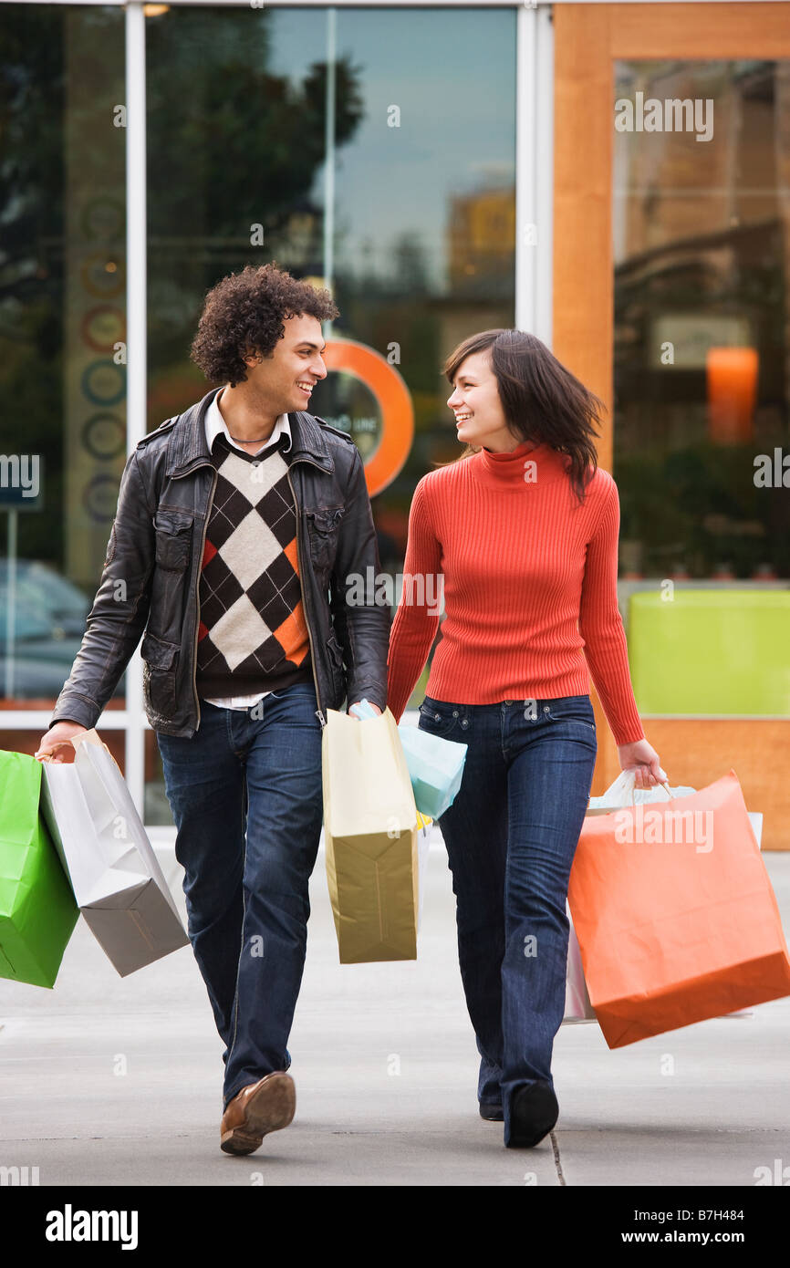 Couple carrying shopping bags Banque D'Images