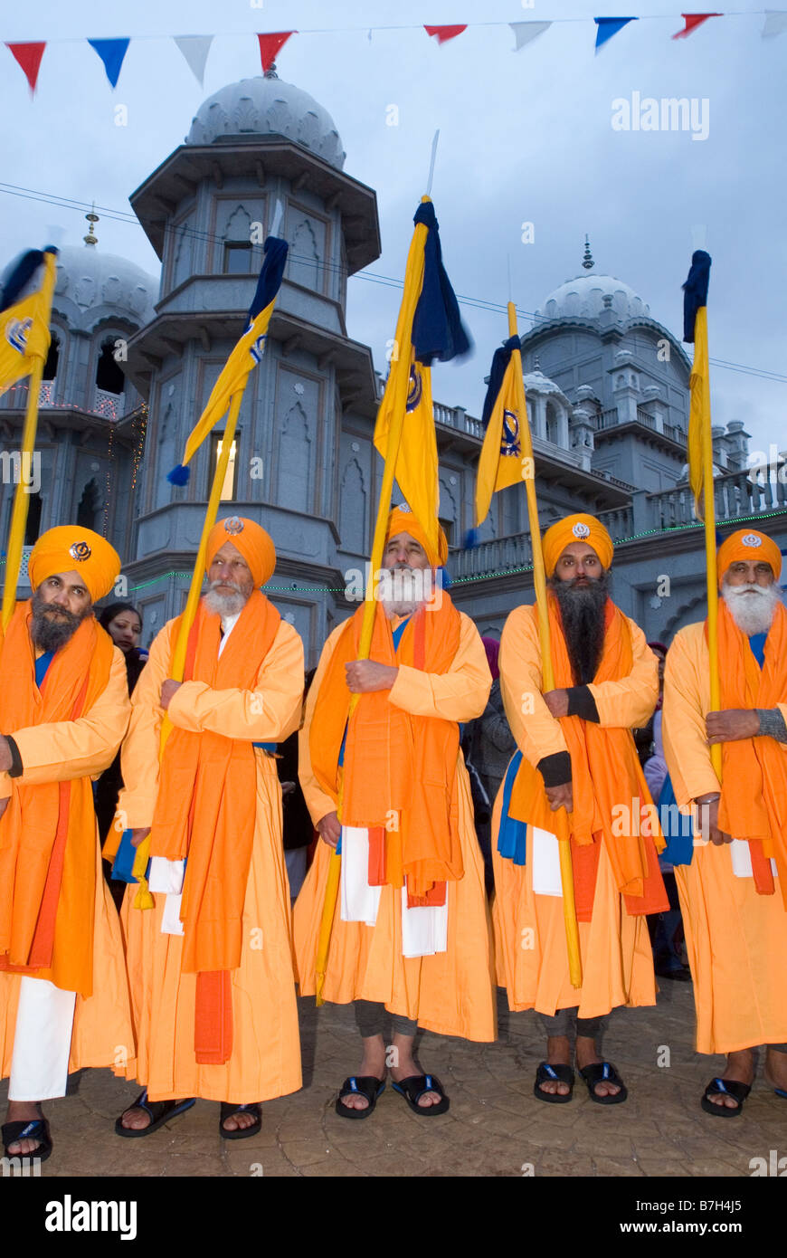 Les hommes sikhs défilé en costume traditionnel au festival de Guru Nanak, Bedford, Royaume-Uni Banque D'Images