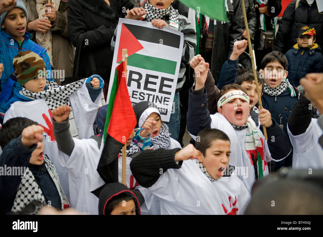 Les enfants lors d'un rassemblement pour protester contre les attaques israéliennes sur Gaza, janvier 2009. Banque D'Images