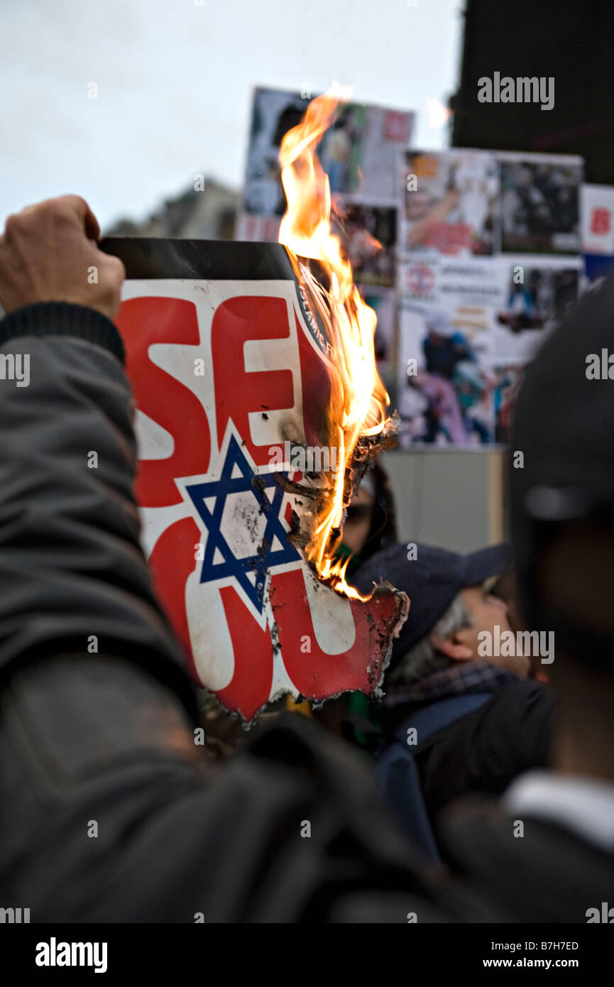 Les manifestants brûler l'étoile de David le symbole à un rassemblement pour protester contre l'attaque israélienne sur Gaza 2009. Banque D'Images