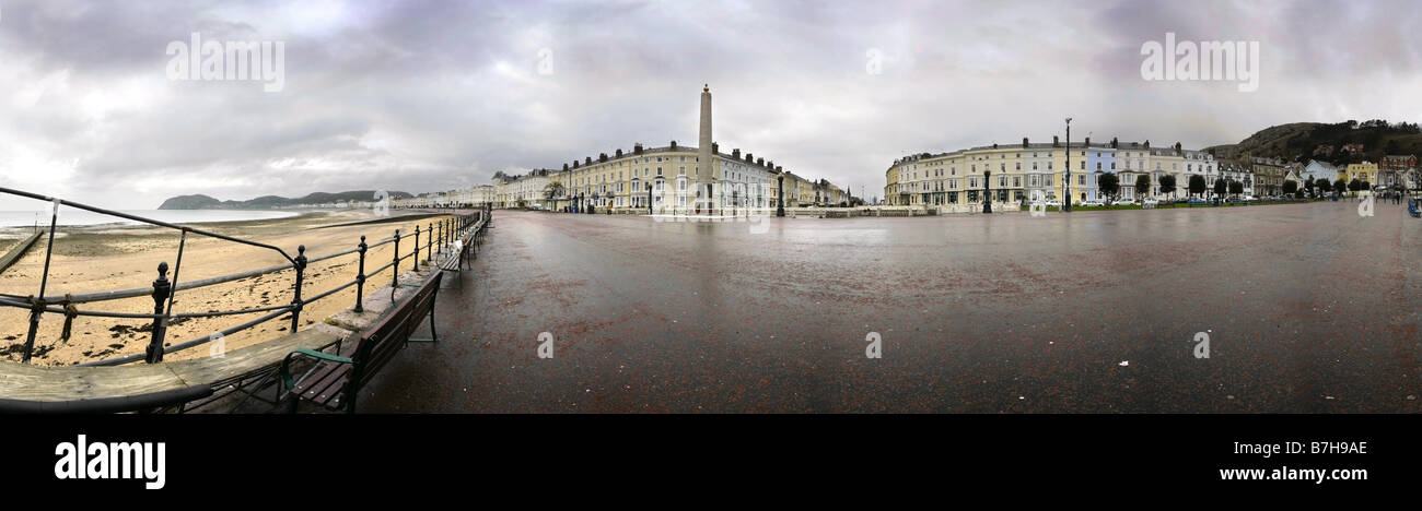 La lumière se reflétant sur la surface humide de la promenade de llandudno après une tempête Banque D'Images