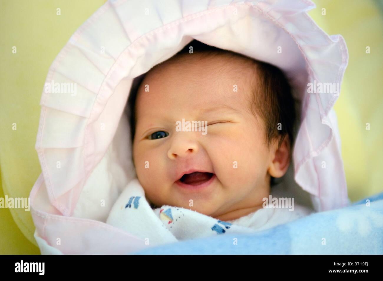 Portrait D Une 1 Semaine Naissance Bebe Fille Clignant De And Smiling Photo Stock Alamy Portrait D Une 1 Semaine Naissance Bebe Fille Clignant De And Smiling Photo Stock Alamy