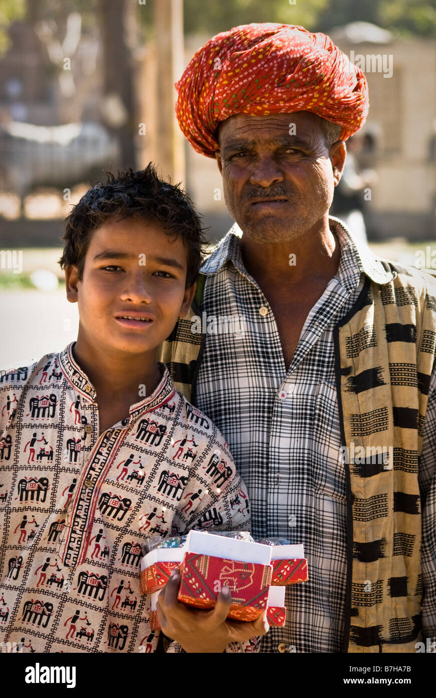 Un marchand père et son fils, les sans-abri et en difficulté. (J'ai offert de l'argent pour profiter de l'image.) Banque D'Images