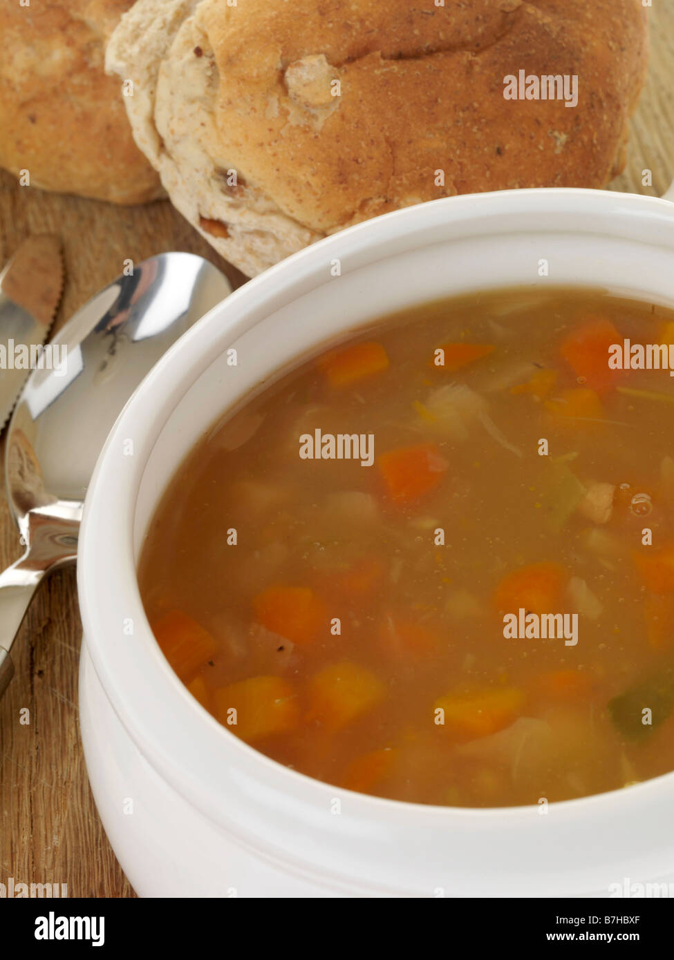 Frais sain de poulet et d'orge de réchauffement ou de bouillon aigre confort alimentaire isolé sur un fond blanc avec aucun peuple et un chemin de détourage Banque D'Images