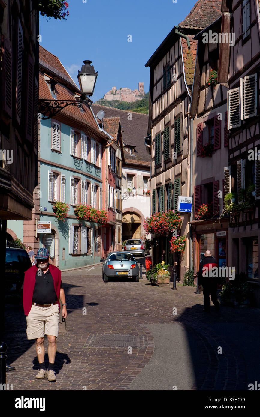 Ville médiévale dans l'arrière-plan les ruines du château St Ulrich Banque D'Images