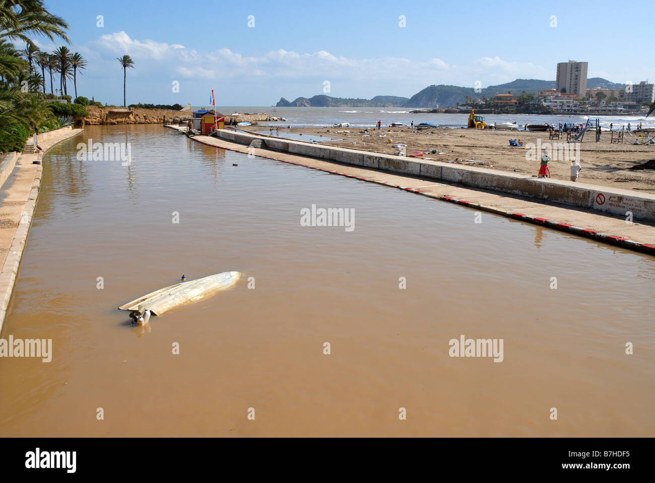 Bateau coulé dans le Rio Gorgos le jour après qu'il a éclaté ses rives, Oct 2007, Javea, Alicante Province, Comunidad Valenciana, Espagne Banque D'Images