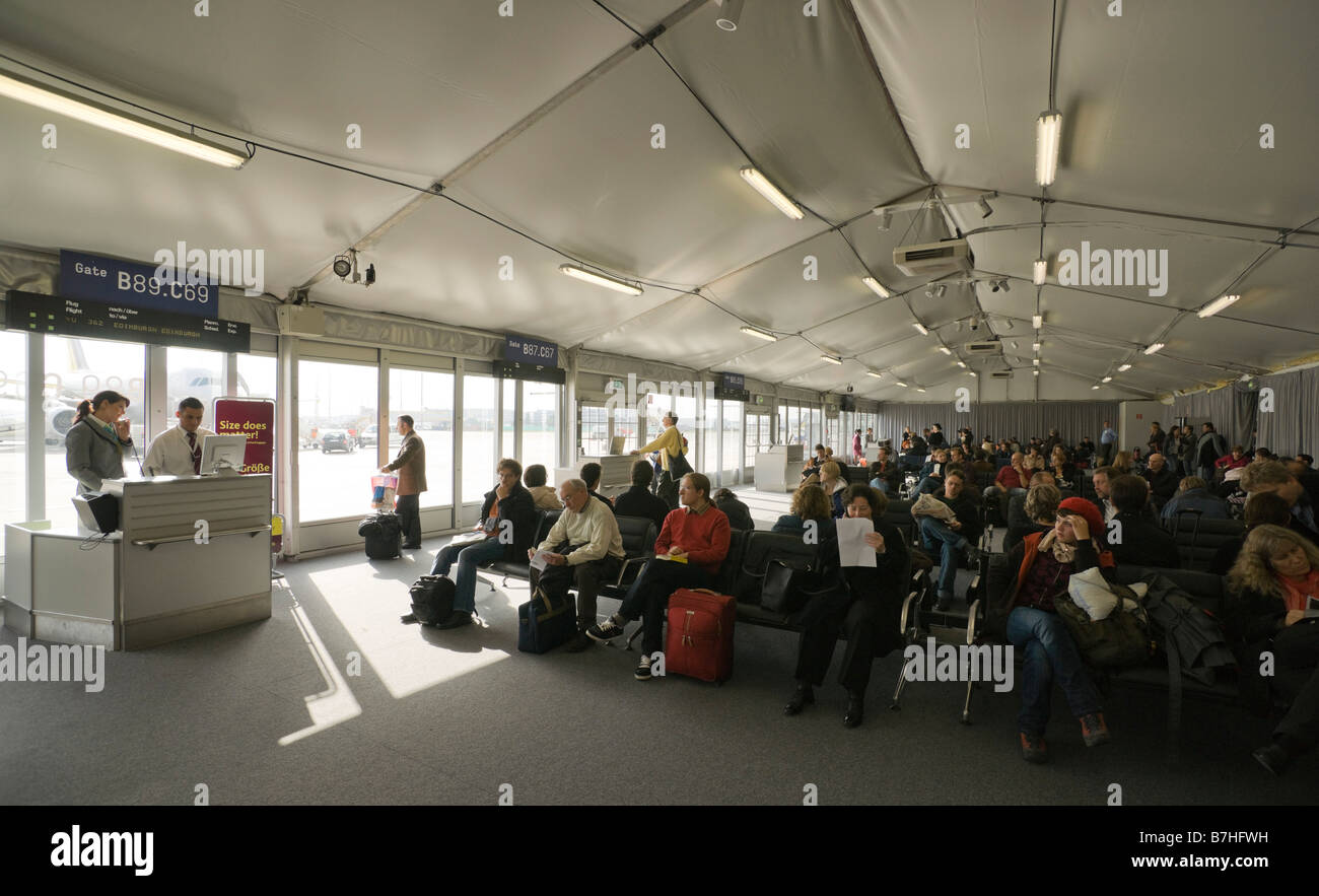 L'aéroport de Cologne Allemagne style tente d'embarquement de Germanwings Banque D'Images