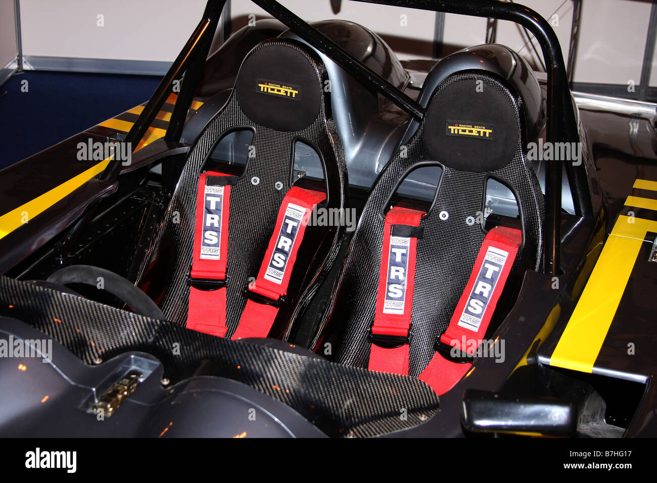 Les sièges baquets de course en véhicule hors route avec un corps entier et les harnais de sécurité roll bar. Banque D'Images