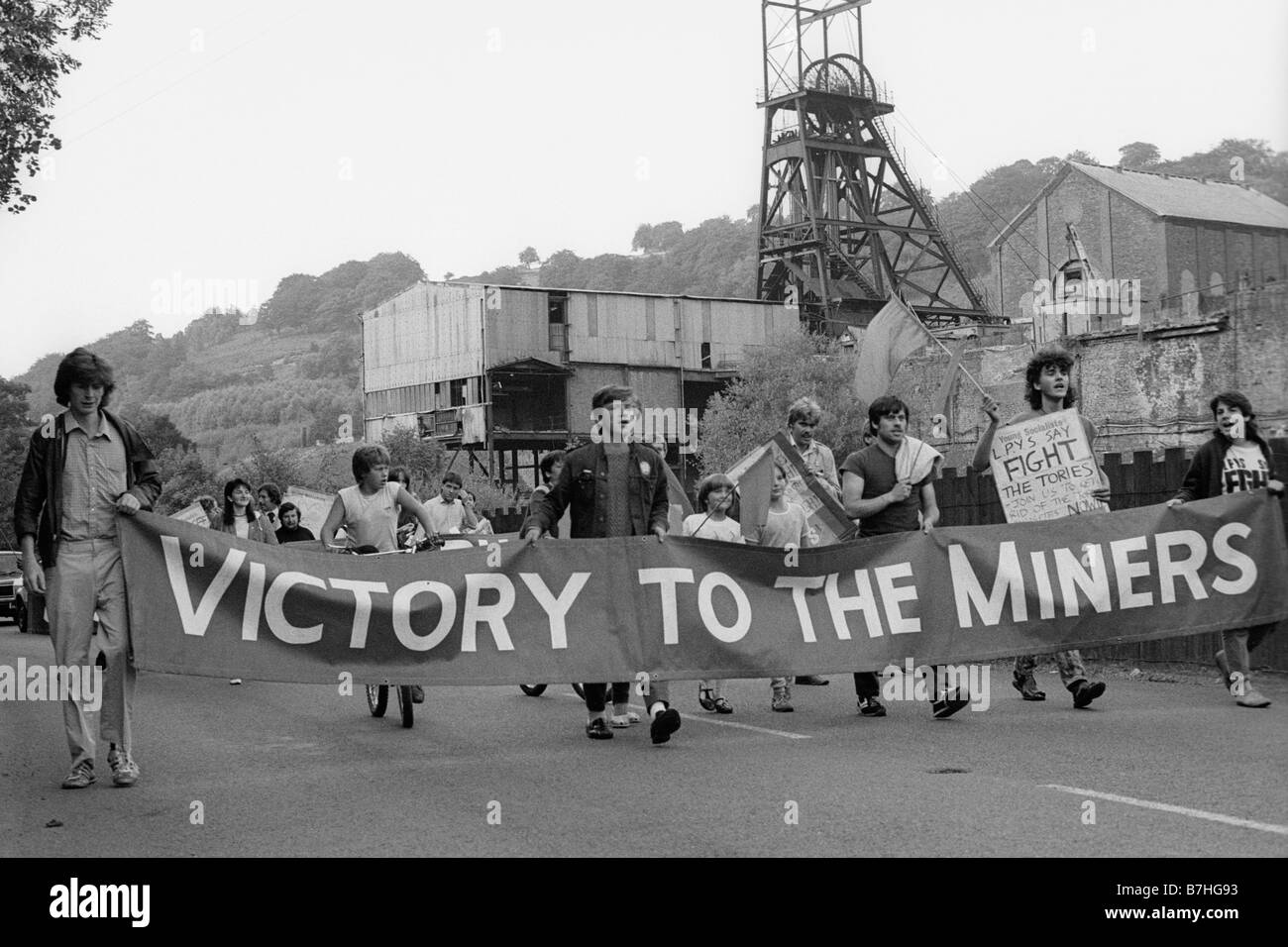 10 août 1984 Parti du travail militant mars Jeunes Socialistes avec des bannières pour soutenir les mineurs pendant la grève 84/85 Banque D'Images