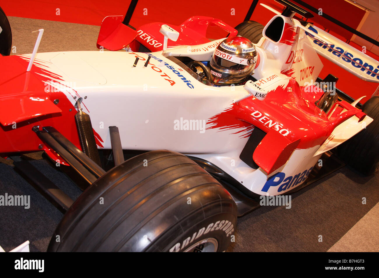 A proximité de l'angle voiture de course de Formule 1 sur l'exposition. Banque D'Images