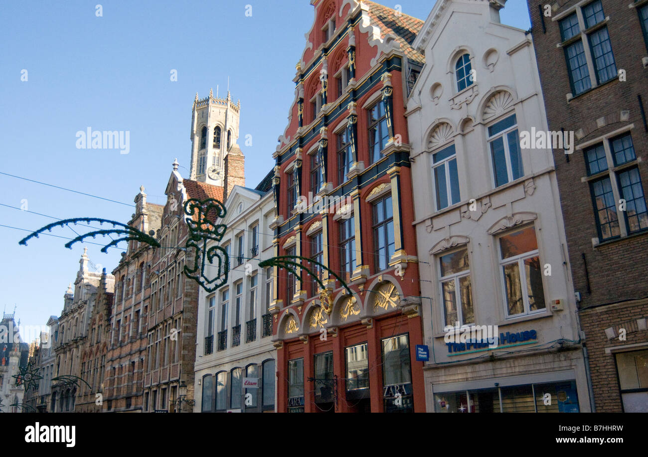 Flamand typique des façades sur une rue commerciale dans la capitale de Flandres Brugge Belgique Banque D'Images