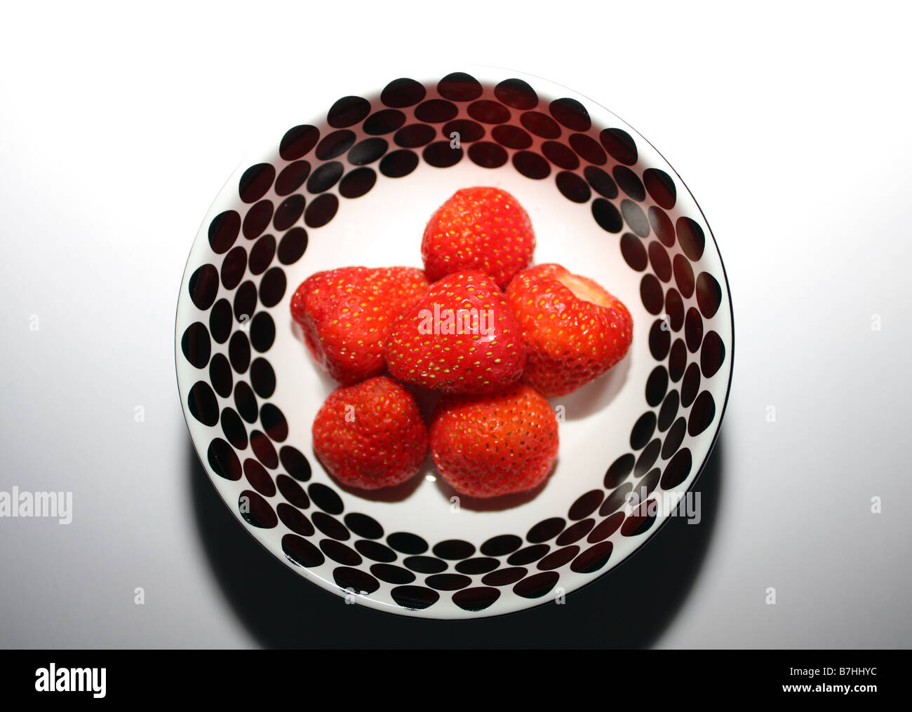 Un bol de fruits rouges fraises fraîches Banque D'Images