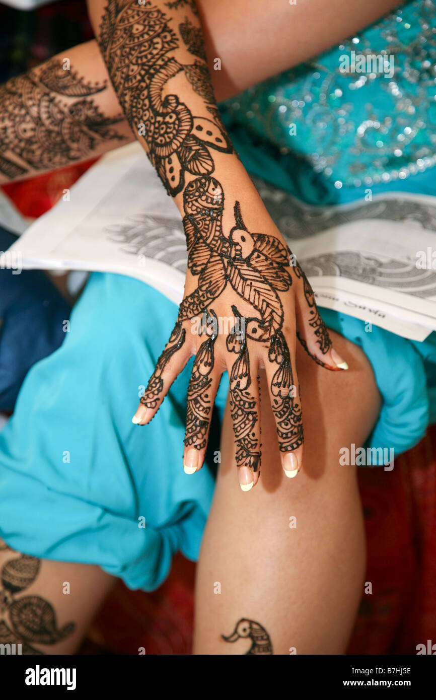 Suite Nuptiale traditionnelle (Mehndi henna body art), l'art de l'ornant  les mains et pieds. Utilisé dans de nombreuses cérémonies de mariage Photo  Stock - Alamy