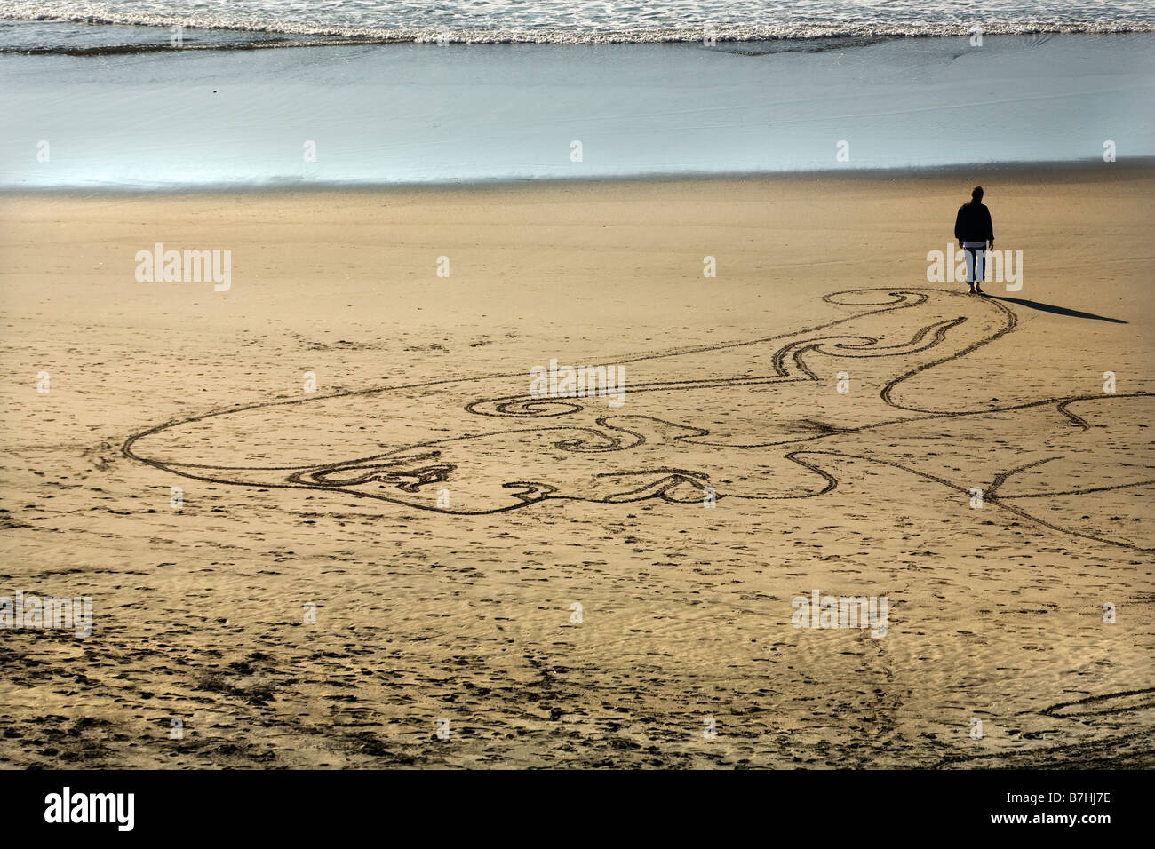 Peinture Dessin Sable Femme Marchant Sur La Plage à Leau