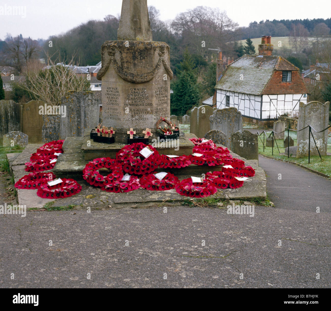 St Marys Church war memorial avec coquelicots du Jour du Souvenir. Westerham, dans le Kent, Angleterre, Royaume-Uni. Banque D'Images