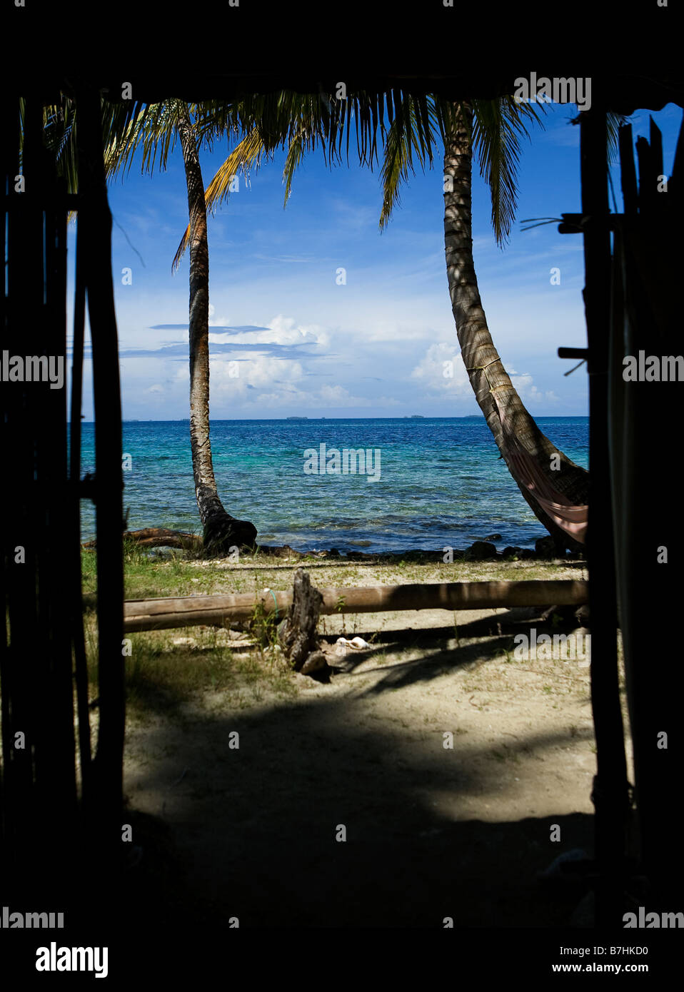 Regardant à travers la cabane en bambou pour les belles eaux entourant l'Île Pelikano, îles San Blas, Kuna Yala, Panama Banque D'Images