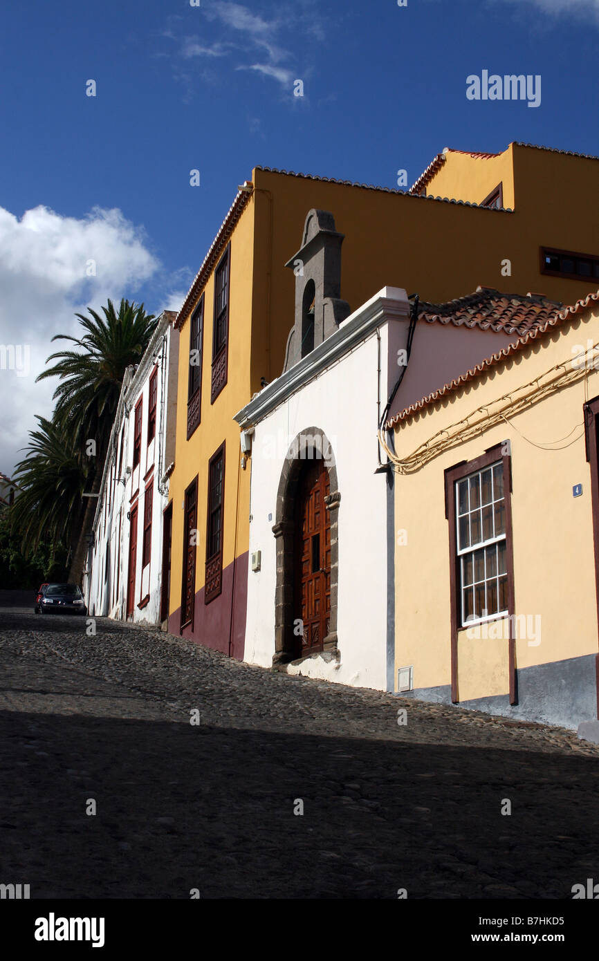 La petite église du village SE TROUVE ENTRE HOMES À SAN ANDRES SUR L'île canarienne de La Palma Banque D'Images