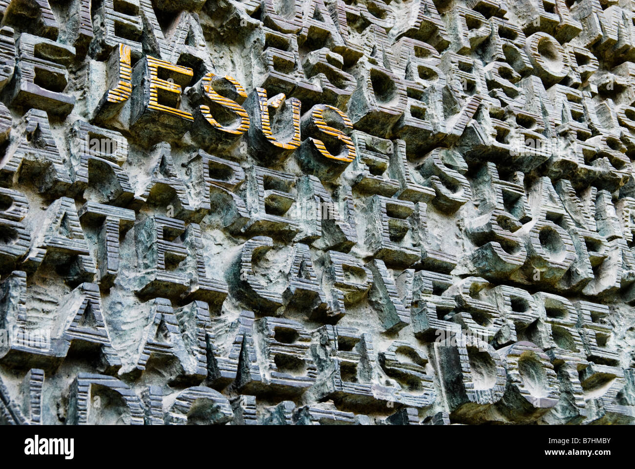 Le mot Jésus choisi sur la porte d'entrée principale à la Sagrada Familia, Barcelone, Espagne Banque D'Images