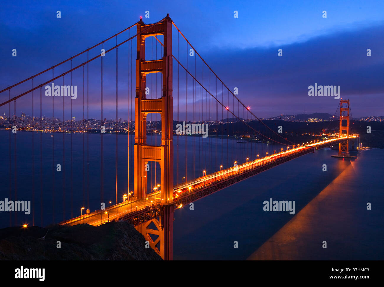 Golden Gate Bridge Coucher du soleil du soir Ciel rose avec des lumières de San Francisco Californie en arrière-plan Banque D'Images