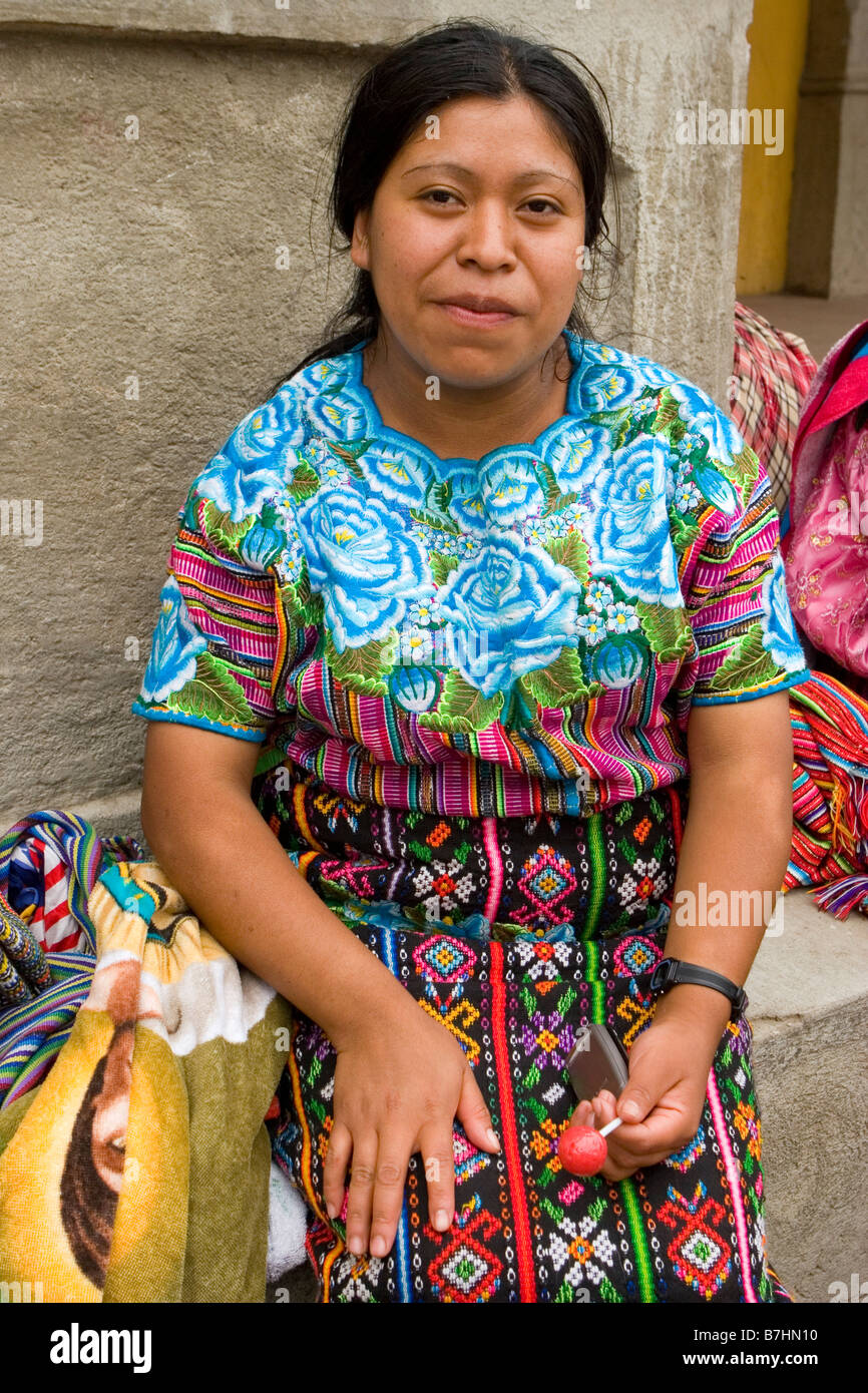 Portrait de femme guatémaltèque de manger une sucette à Zunil, le Guatemala dans les hautes terres de l'Ouest Banque D'Images