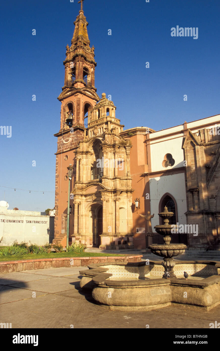 Plaza et Temple de San Francisco à zamora michoacan Mexique Banque D'Images