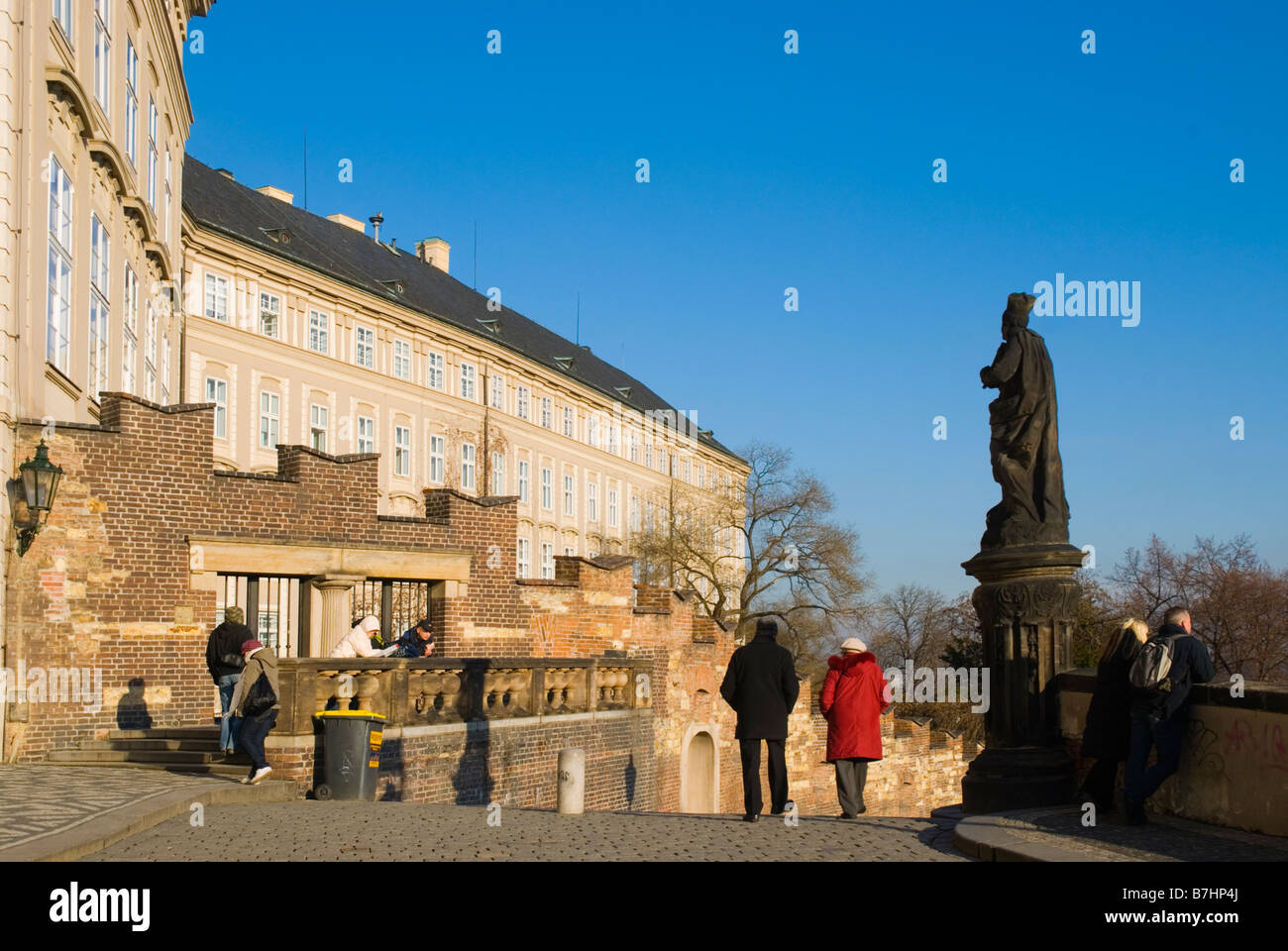 Les gens en face de Prazsky Hrad le château de Prague République Tchèque Europe Banque D'Images