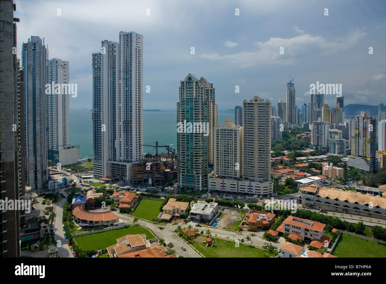 Nouveaux condos de grande hauteur et logements de luxe en construction à Punta Pacifica Panama City Banque D'Images