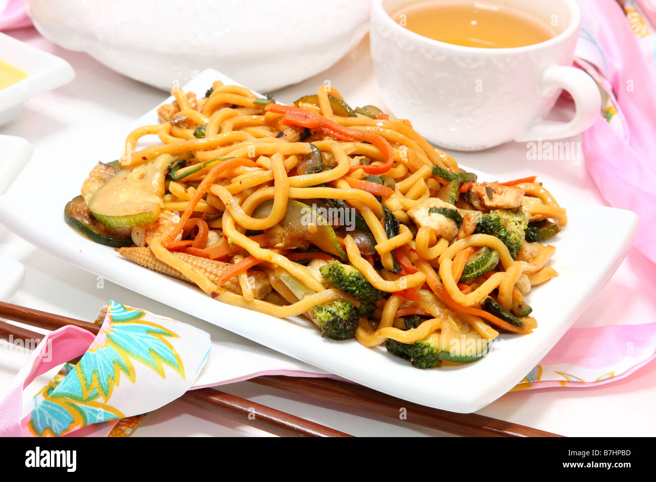 Sauté de Mongolie avec lo poulet courgettes brocolli principal mini-maïs Banque D'Images