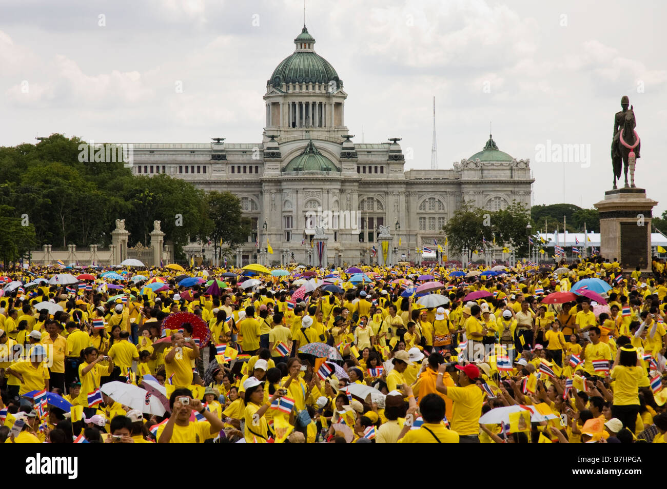 Ananda salle du trône Ananta Samakhom avec des foules de gens célébrant la 60e année du roi thaïlandais sur le trône anniversaire 2006. Bangkok Banque D'Images