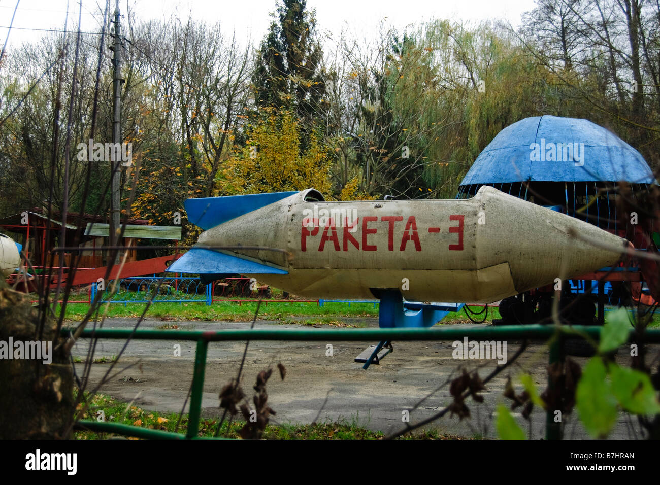 Vieux et abandonnés manèges carrousels comme et manèges dans un parc de Chmielnicki Ukraine Banque D'Images