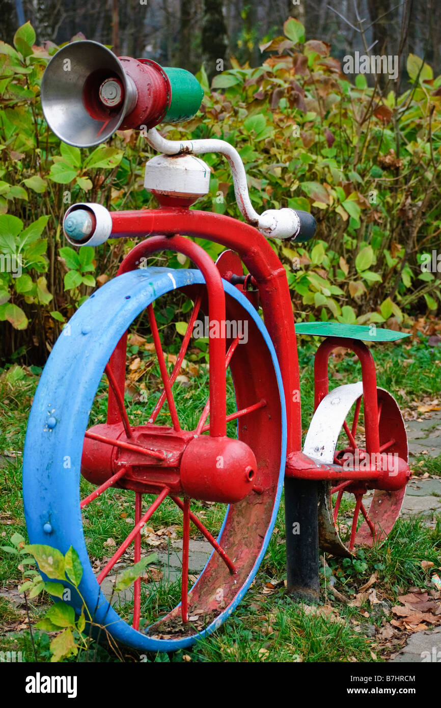 Aire de la sculpture représentant un vélo, faites de métal, dans un parc de Chmielnicki, Ukraine Banque D'Images
