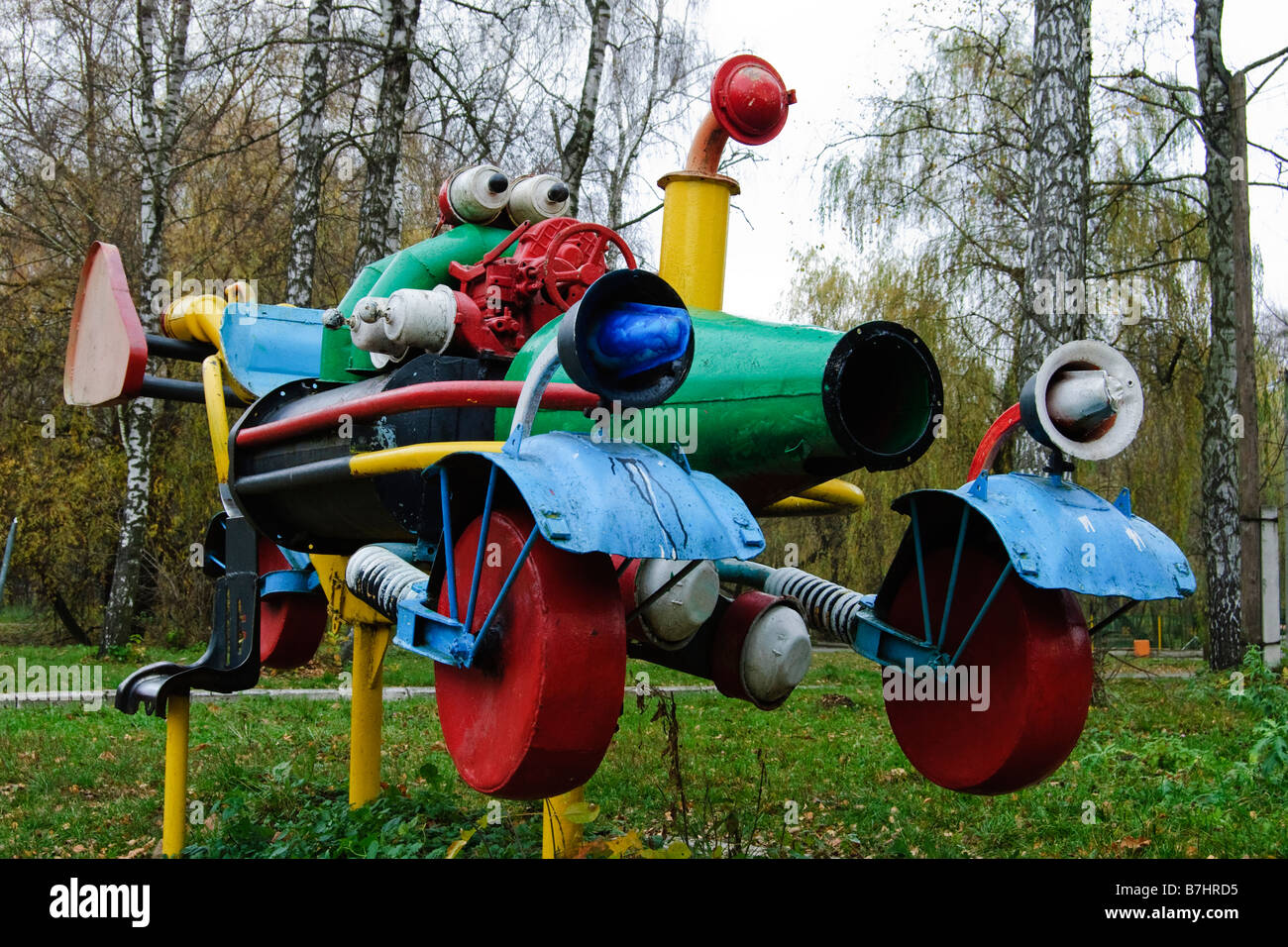 Aire de sculpture représentant une voiture, faite de ferraille, dans un parc de Chmielnicki, Ukraine Banque D'Images