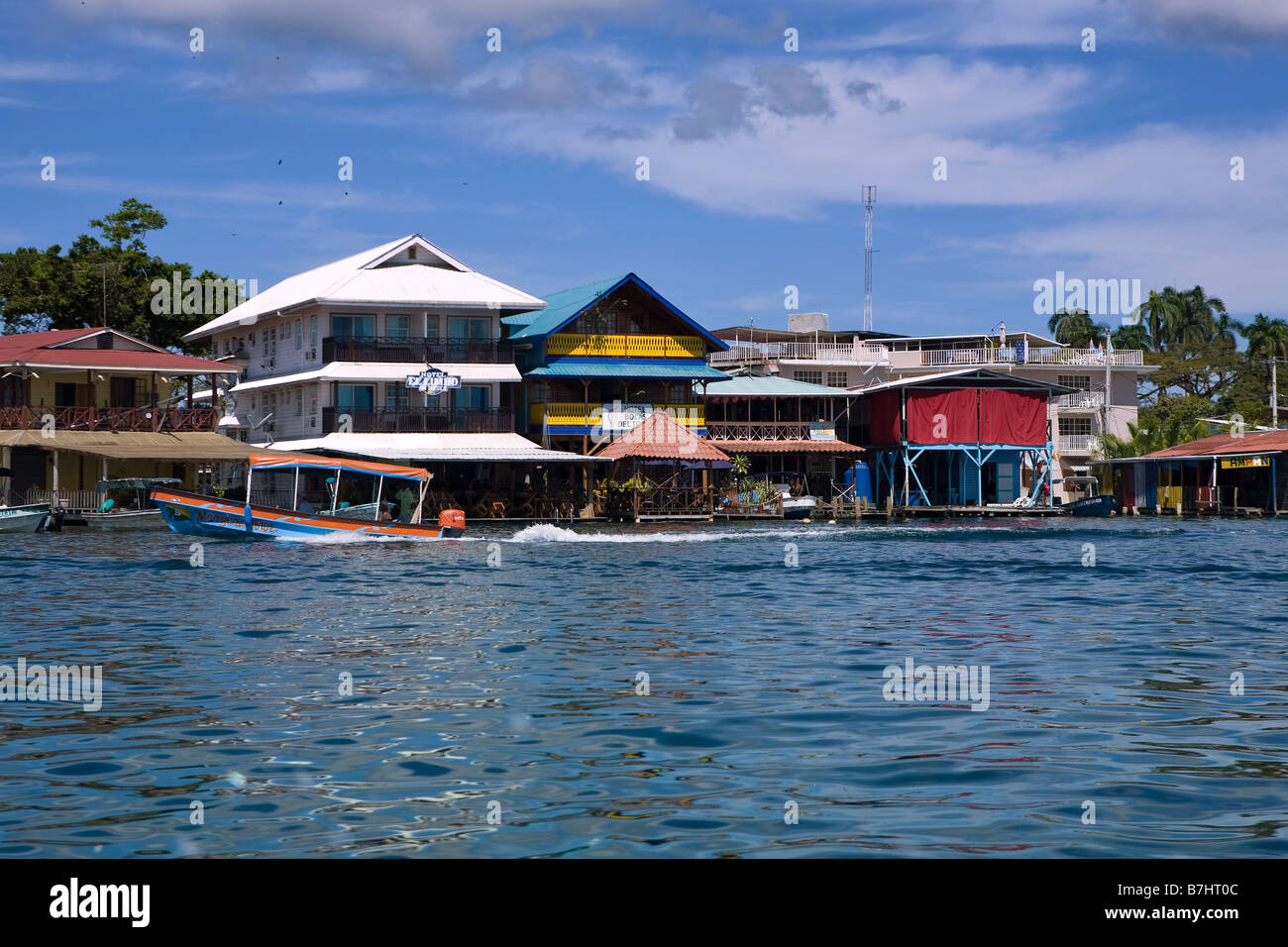 Rivage de Bocas Town avec hôtels, restaurants, et des bateaux-taxis, Bocas del Toro, PANAMA Banque D'Images